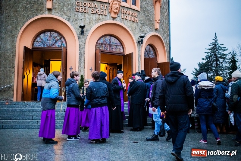 Zdjęcie w galerii na portalu naszraciborz.pl: Droga krzyżowa ulicami Raciborza wiadomości z regionu