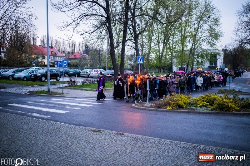 Zdjęcie w galerii na portalu naszraciborz.pl: Droga krzyżowa ulicami Raciborza wiadomości z regionu
