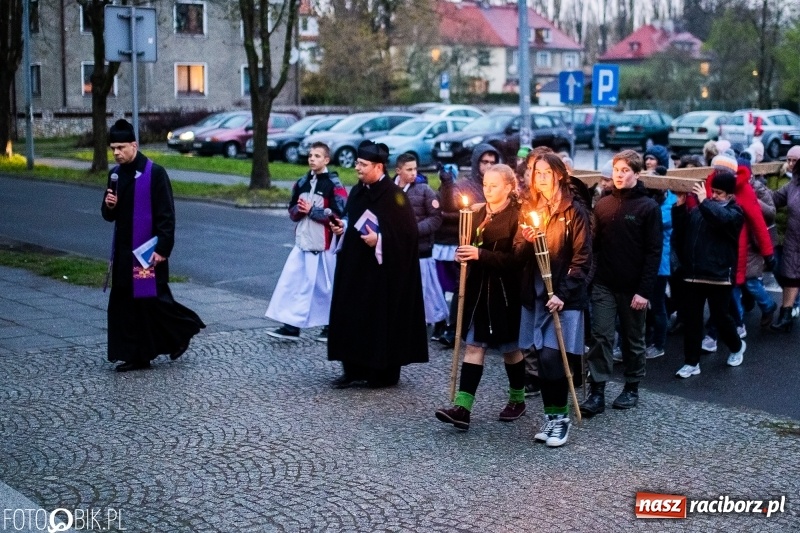 Zdjęcie w galerii na portalu naszraciborz.pl: Droga krzyżowa ulicami Raciborza wiadomości z regionu