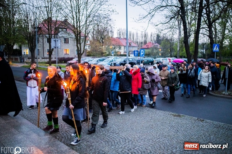 Zdjęcie w galerii na portalu naszraciborz.pl: Droga krzyżowa ulicami Raciborza wiadomości z regionu
