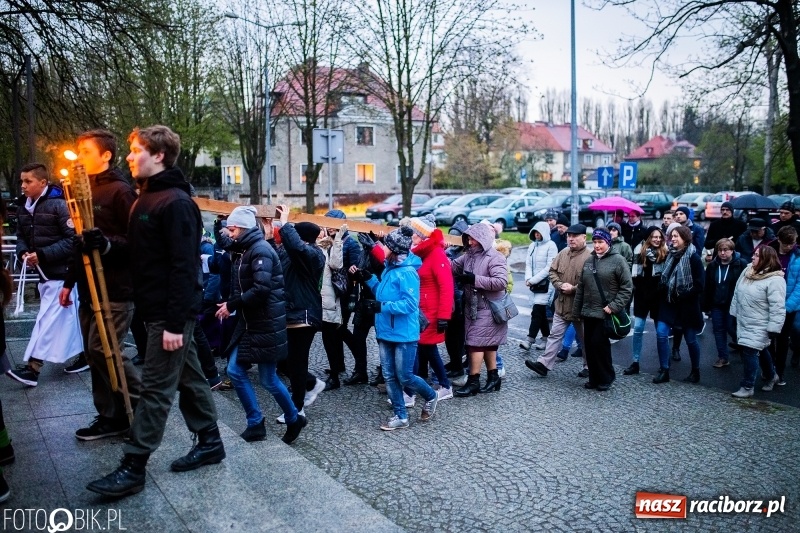 Zdjęcie w galerii na portalu naszraciborz.pl: Droga krzyżowa ulicami Raciborza wiadomości z regionu