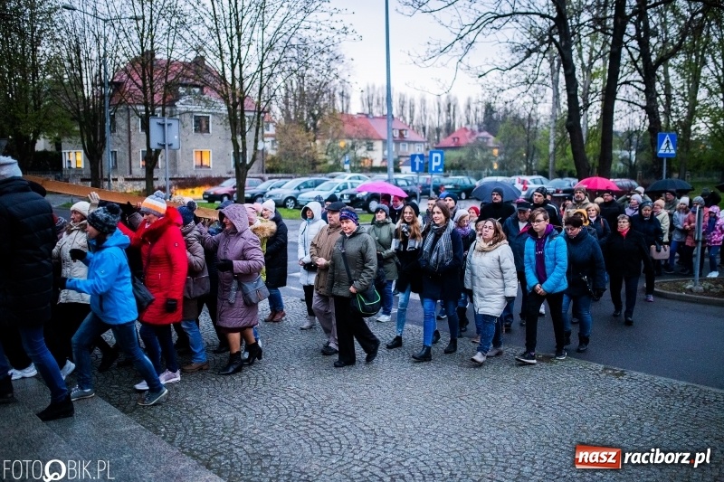 Zdjęcie w galerii na portalu naszraciborz.pl: Droga krzyżowa ulicami Raciborza wiadomości z regionu