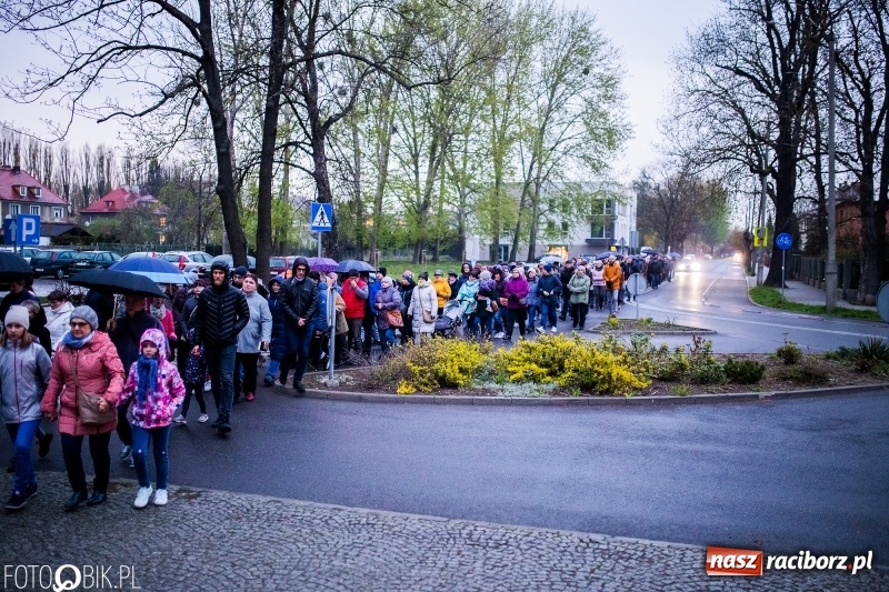 Zdjęcie w galerii na portalu naszraciborz.pl: Droga krzyżowa ulicami Raciborza wiadomości z regionu