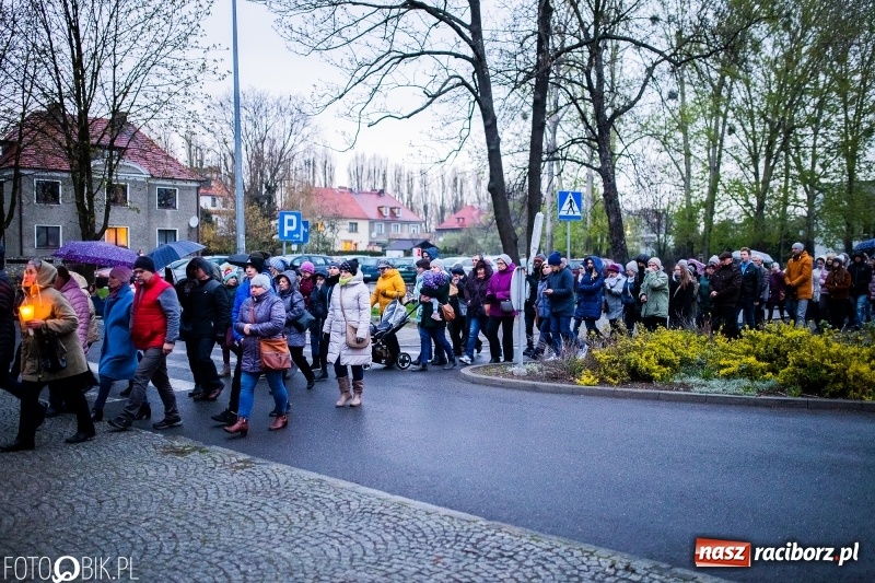 Zdjęcie w galerii na portalu naszraciborz.pl: Droga krzyżowa ulicami Raciborza wiadomości z regionu