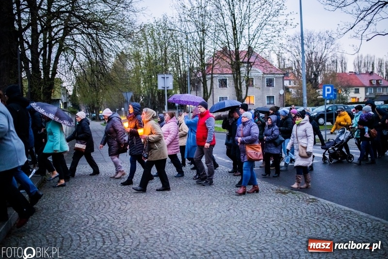 Zdjęcie w galerii na portalu naszraciborz.pl: Droga krzyżowa ulicami Raciborza wiadomości z regionu