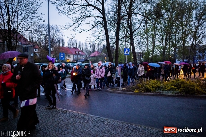 Zdjęcie w galerii na portalu naszraciborz.pl: Droga krzyżowa ulicami Raciborza wiadomości z regionu