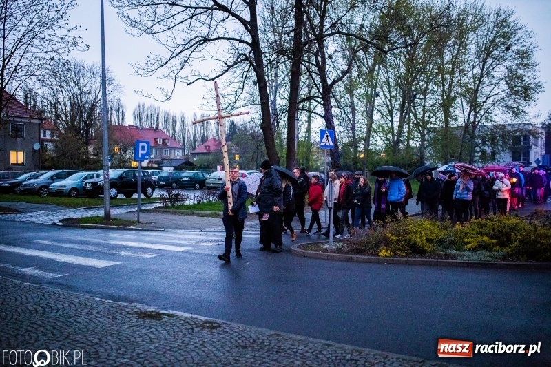 Zdjęcie w galerii na portalu naszraciborz.pl: Droga krzyżowa ulicami Raciborza wiadomości z regionu