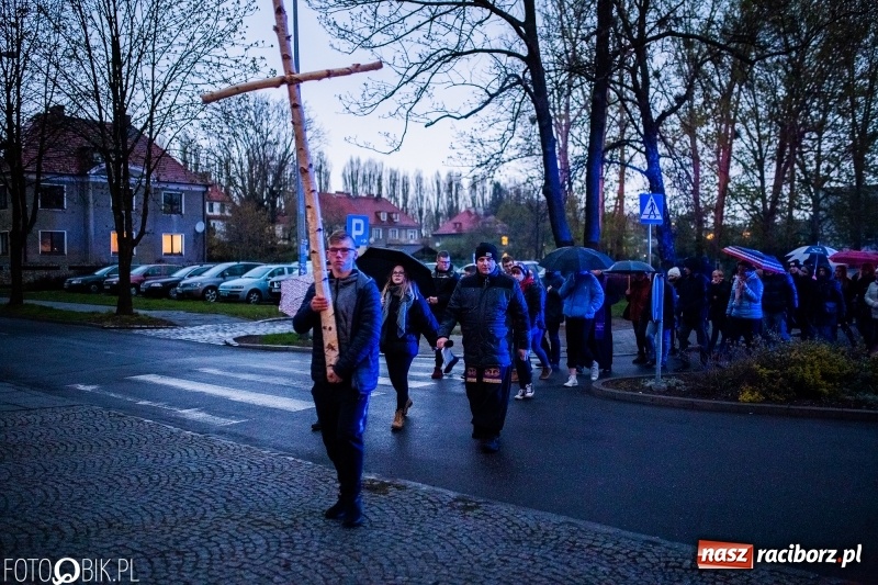 Zdjęcie w galerii na portalu naszraciborz.pl: Droga krzyżowa ulicami Raciborza wiadomości z regionu