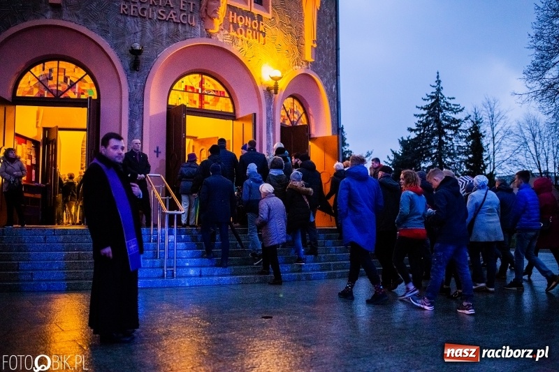 Zdjęcie w galerii na portalu naszraciborz.pl: Droga krzyżowa ulicami Raciborza wiadomości z regionu