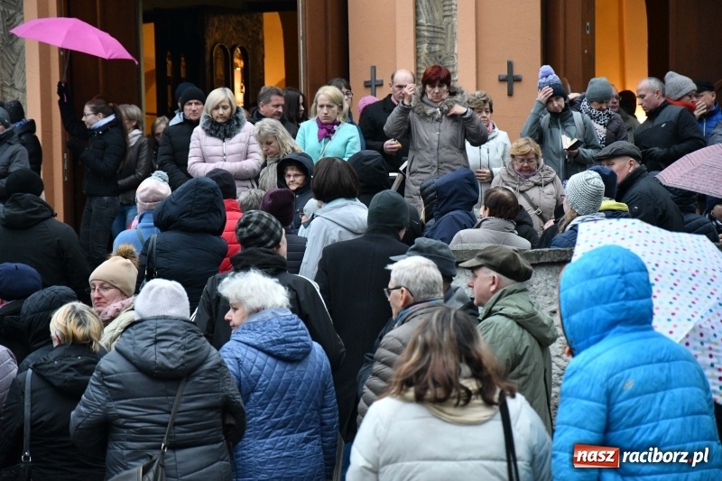 Zdjęcie w galerii na portalu naszraciborz.pl: Droga krzyżowa ulicami Raciborza wiadomości z regionu