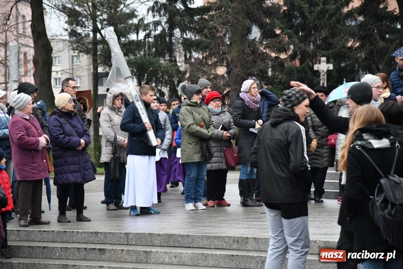 Zdjęcie w galerii na portalu naszraciborz.pl: Droga krzyżowa ulicami Raciborza wiadomości z regionu