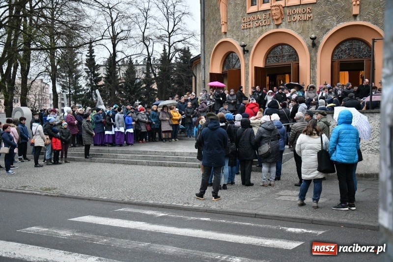 Zdjęcie w galerii na portalu naszraciborz.pl: Droga krzyżowa ulicami Raciborza wiadomości z regionu
