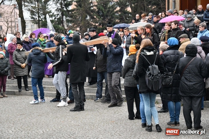 Zdjęcie w galerii na portalu naszraciborz.pl: Droga krzyżowa ulicami Raciborza wiadomości z regionu