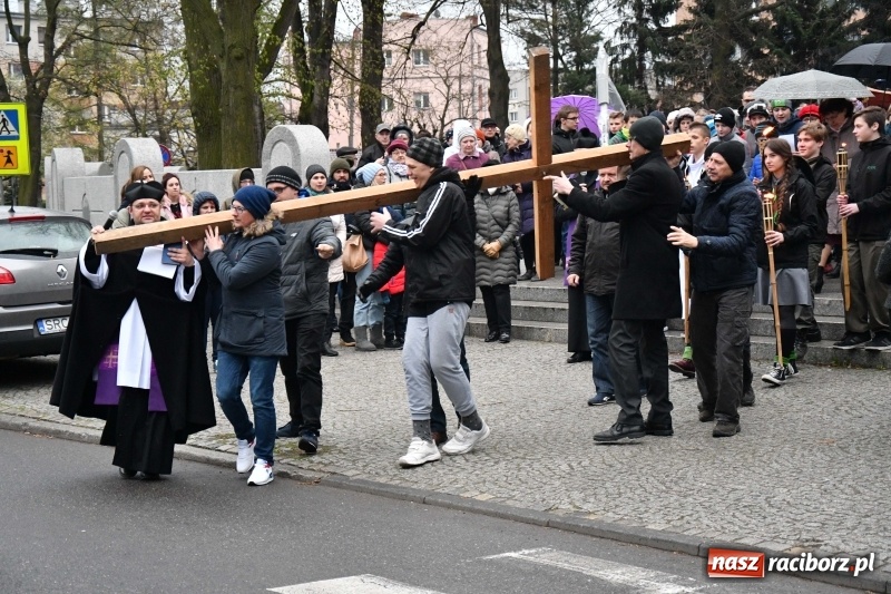 Zdjęcie w galerii na portalu naszraciborz.pl: Droga krzyżowa ulicami Raciborza wiadomości z regionu