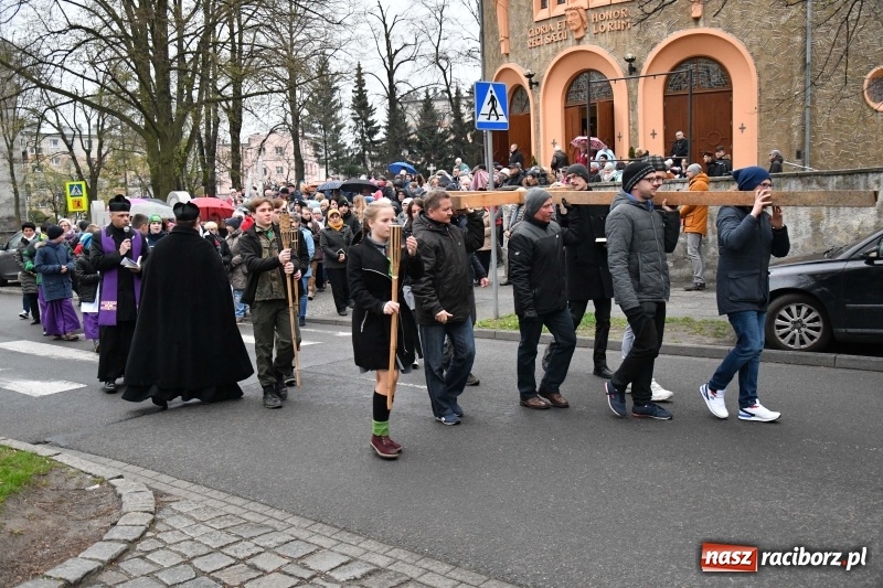 Zdjęcie w galerii na portalu naszraciborz.pl: Droga krzyżowa ulicami Raciborza wiadomości z regionu