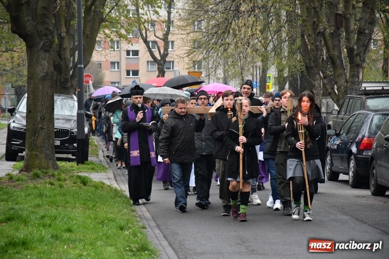 Zdjęcie w galerii na portalu naszraciborz.pl: Droga krzyżowa ulicami Raciborza wiadomości z regionu
