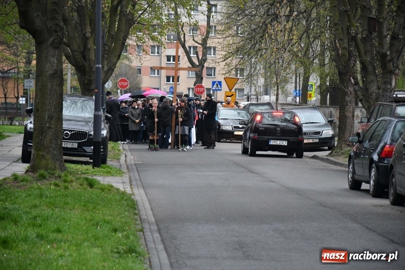 Zdjęcie w galerii na portalu naszraciborz.pl: Droga krzyżowa ulicami Raciborza wiadomości z regionu