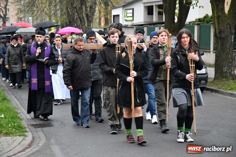 Zdjęcie w galerii na portalu naszraciborz.pl: Droga krzyżowa ulicami Raciborza wiadomości z regionu