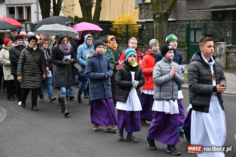 Zdjęcie w galerii na portalu naszraciborz.pl: Droga krzyżowa ulicami Raciborza wiadomości z regionu