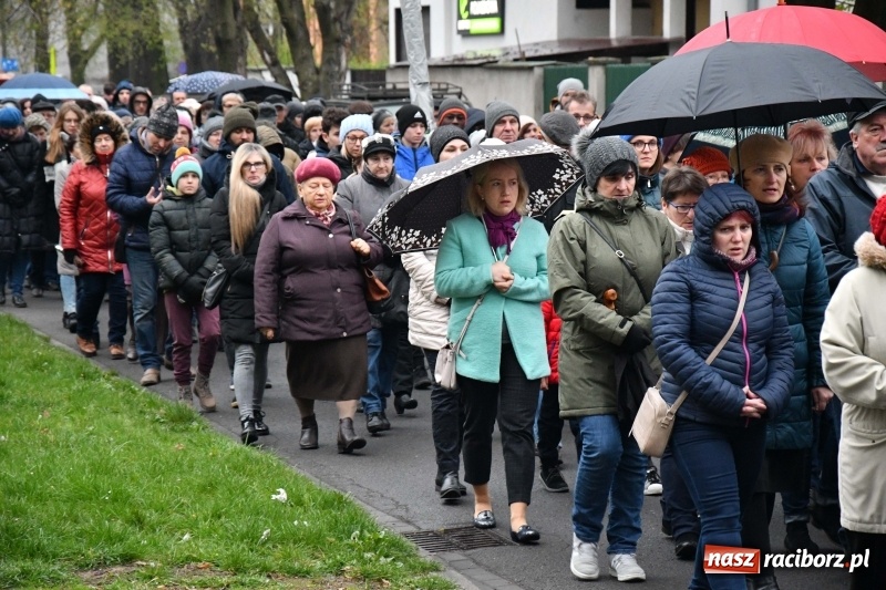 Zdjęcie w galerii na portalu naszraciborz.pl: Droga krzyżowa ulicami Raciborza wiadomości z regionu