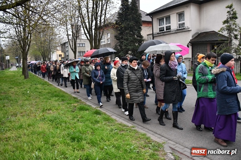 Zdjęcie w galerii na portalu naszraciborz.pl: Droga krzyżowa ulicami Raciborza wiadomości z regionu