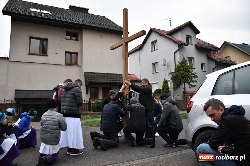 Zdjęcie w galerii na portalu naszraciborz.pl: Droga krzyżowa ulicami Raciborza wiadomości z regionu