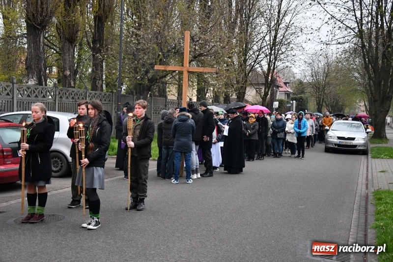 Zdjęcie w galerii na portalu naszraciborz.pl: Droga krzyżowa ulicami Raciborza wiadomości z regionu