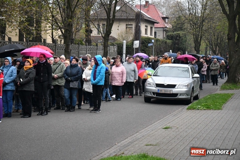 Zdjęcie w galerii na portalu naszraciborz.pl: Droga krzyżowa ulicami Raciborza wiadomości z regionu