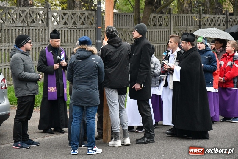 Zdjęcie w galerii na portalu naszraciborz.pl: Droga krzyżowa ulicami Raciborza wiadomości z regionu