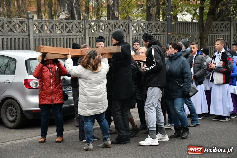 Zdjęcie w galerii na portalu naszraciborz.pl: Droga krzyżowa ulicami Raciborza wiadomości z regionu