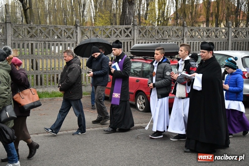 Zdjęcie w galerii na portalu naszraciborz.pl: Droga krzyżowa ulicami Raciborza wiadomości z regionu