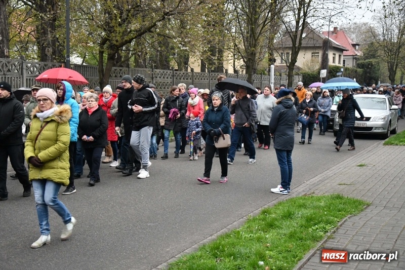 Zdjęcie w galerii na portalu naszraciborz.pl: Droga krzyżowa ulicami Raciborza wiadomości z regionu