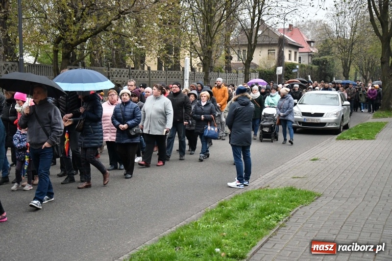 Zdjęcie w galerii na portalu naszraciborz.pl: Droga krzyżowa ulicami Raciborza wiadomości z regionu