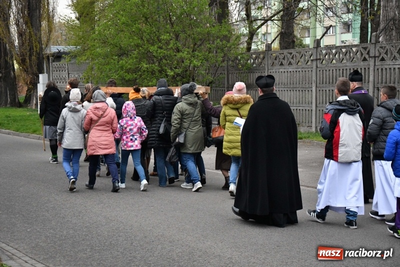 Zdjęcie w galerii na portalu naszraciborz.pl: Droga krzyżowa ulicami Raciborza wiadomości z regionu
