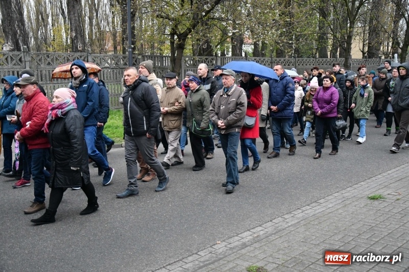 Zdjęcie w galerii na portalu naszraciborz.pl: Droga krzyżowa ulicami Raciborza wiadomości z regionu