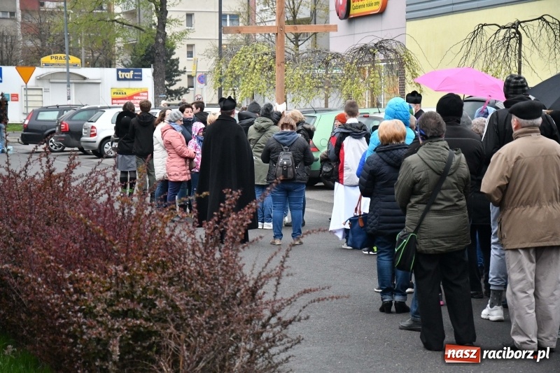 Zdjęcie w galerii na portalu naszraciborz.pl: Droga krzyżowa ulicami Raciborza wiadomości z regionu