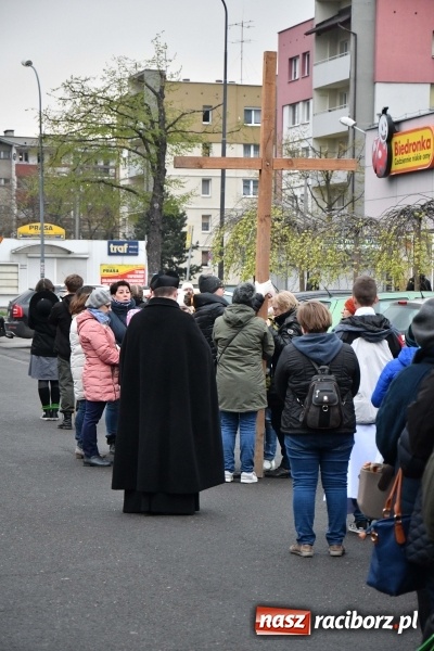 Zdjęcie w galerii na portalu naszraciborz.pl: Droga krzyżowa ulicami Raciborza wiadomości z regionu
