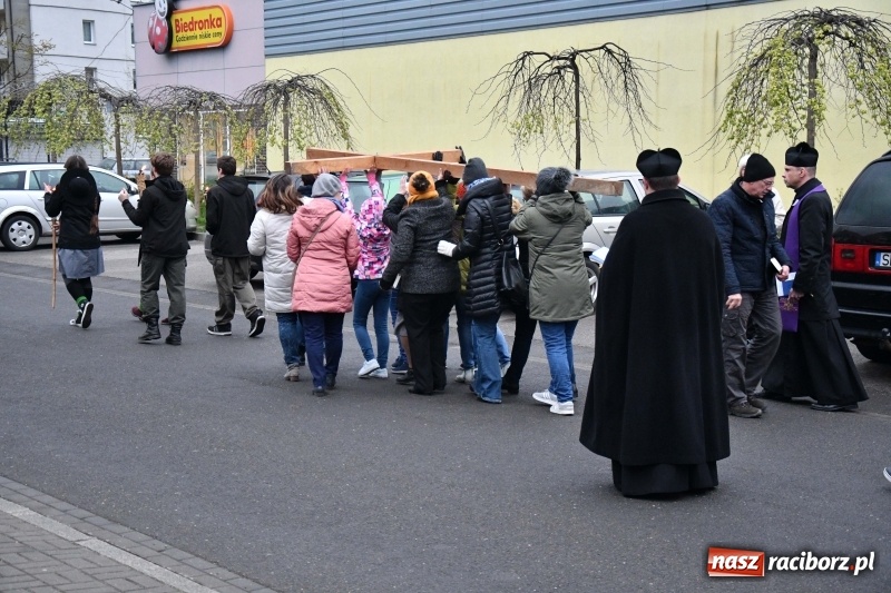 Zdjęcie w galerii na portalu naszraciborz.pl: Droga krzyżowa ulicami Raciborza wiadomości z regionu