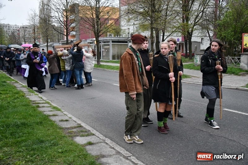 Zdjęcie w galerii na portalu naszraciborz.pl: Droga krzyżowa ulicami Raciborza wiadomości z regionu