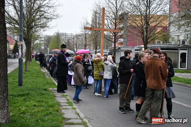 Zdjęcie w galerii na portalu naszraciborz.pl: Droga krzyżowa ulicami Raciborza wiadomości z regionu