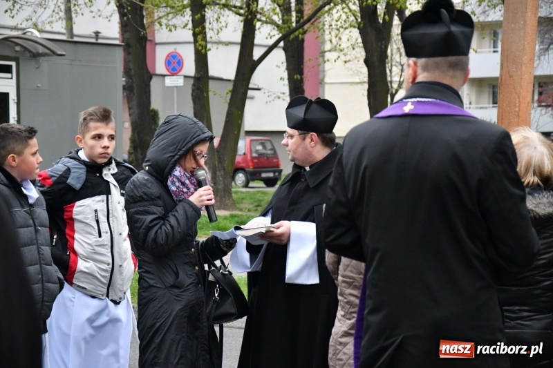 Zdjęcie w galerii na portalu naszraciborz.pl: Droga krzyżowa ulicami Raciborza wiadomości z regionu