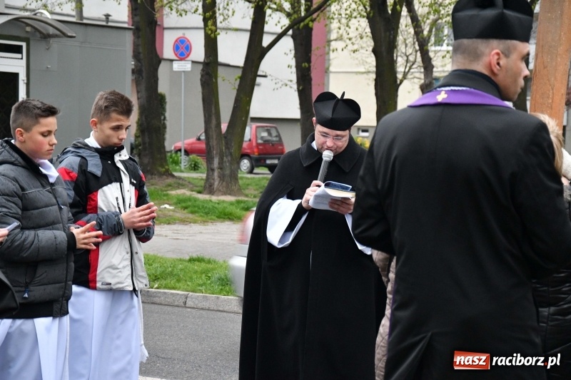 Zdjęcie w galerii na portalu naszraciborz.pl: Droga krzyżowa ulicami Raciborza wiadomości z regionu