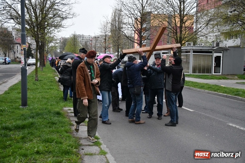 Zdjęcie w galerii na portalu naszraciborz.pl: Droga krzyżowa ulicami Raciborza wiadomości z regionu