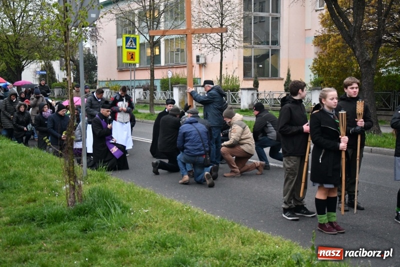 Zdjęcie w galerii na portalu naszraciborz.pl: Droga krzyżowa ulicami Raciborza wiadomości z regionu