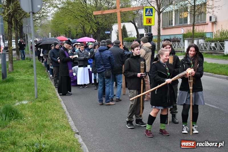 Zdjęcie w galerii na portalu naszraciborz.pl: Droga krzyżowa ulicami Raciborza wiadomości z regionu