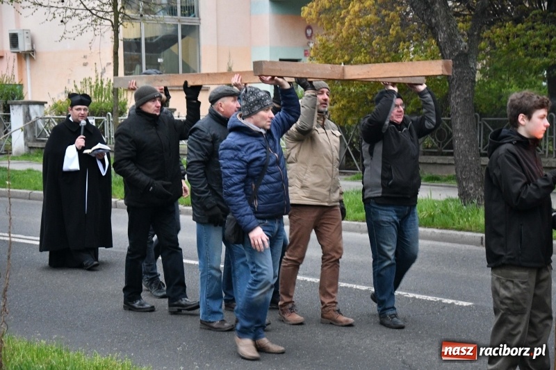 Zdjęcie w galerii na portalu naszraciborz.pl: Droga krzyżowa ulicami Raciborza wiadomości z regionu