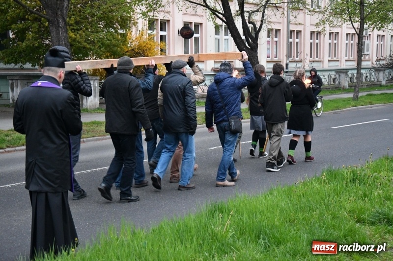 Zdjęcie w galerii na portalu naszraciborz.pl: Droga krzyżowa ulicami Raciborza wiadomości z regionu