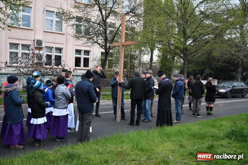 Zdjęcie w galerii na portalu naszraciborz.pl: Droga krzyżowa ulicami Raciborza wiadomości z regionu