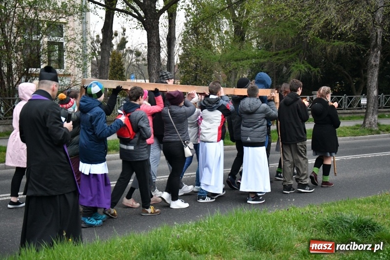 Zdjęcie w galerii na portalu naszraciborz.pl: Droga krzyżowa ulicami Raciborza wiadomości z regionu