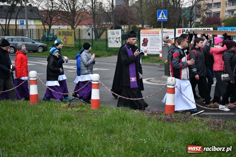 Zdjęcie w galerii na portalu naszraciborz.pl: Droga krzyżowa ulicami Raciborza wiadomości z regionu